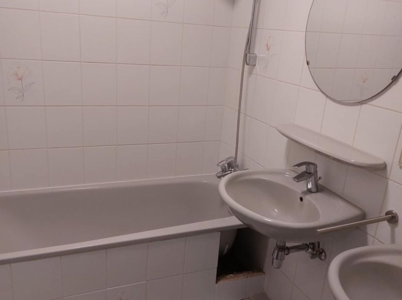 Ben  je op zoek naar een leuk appartement in hartje Tienen? Lees dan zeker verder.&lt;br /&gt;
Mooie inkomhal, grote living met aangrenzende keuken, 2 ruime